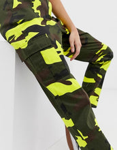 Load image into Gallery viewer, CAMO PRINT UTILITY CARGO PANTS